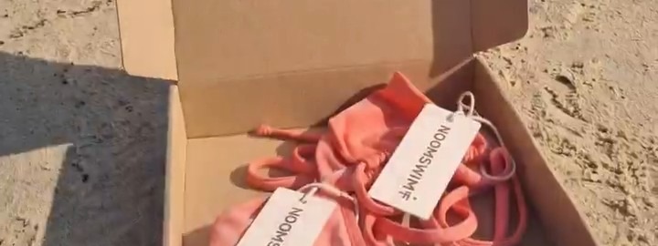 Pedido de Noom Swim preparado por Bolian Logistics: caja con bikinis en la playa